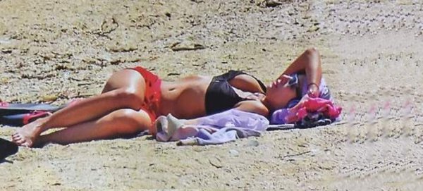 Η Ελένη Μενεγάκη έκανε την πρώτη εμφάνιση στην παραλία -Με το μαγιό της στα Αχλα (φωτό)