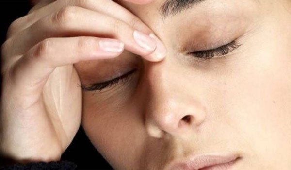 Οι τέσσερις καθημερινές συνήθειες που καταστρέφουν τα μάτια μας