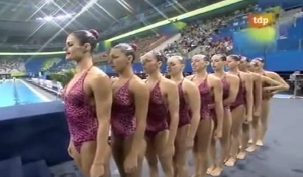 10 γυναίκες ετοιμάζονται να πέσουν στη πισίνα. Προσέξτε τι κάνει η τελευταία..