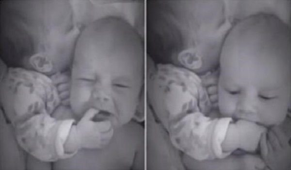 Αυτό το μωρό χρησιμοποιεί ένα τέχνασμα για να βοηθήσει την αδελφή του να σταματήσει να κλαίει.