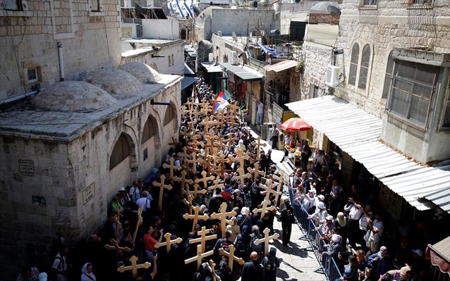 Χιλιάδες χριστιανοί ορθόδοξοι γιορτάζουν το Πάσχα στην Παλιά Πόλη της Ιερουσαλήμ