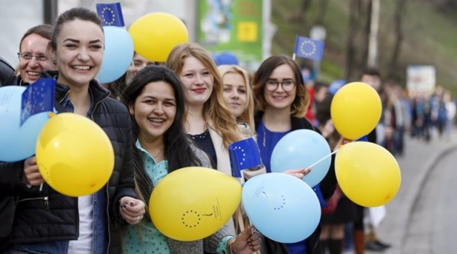 Η Κομισιόν επιμένει στην ελεύθερη βίζα για την Ουκρανία