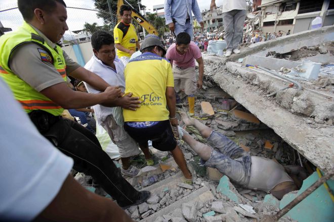 Βαρύς φόρος αίματος από τον σεισμό στο Εκουαδόρ