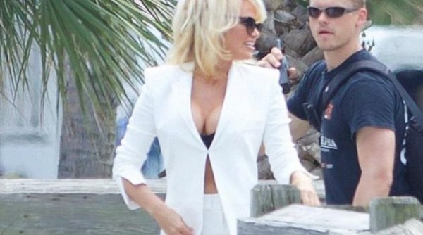 Η Pamela Anderson με «καυτό» ντεκολτέ στα γυρίσματα του Baywatch (φωτό)