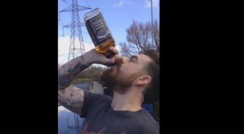 Το βίντεο με τα 5 εκατ. views: Πίνει μονορούφι ένα ολόκληρο μπουκάλι ουίσκι!