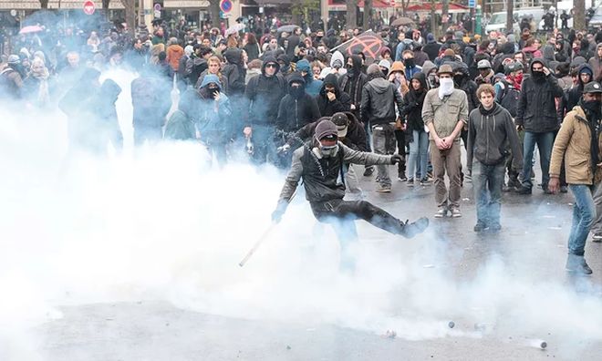 «Πόλεμος» διαδηλώσεων στη Γαλλία για τα εργασιακά