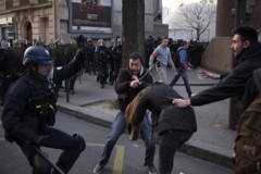 Σοβαρά επεισόδια διαδηλωτών-αστυνομίας στο Παρίσι(VIDEO)