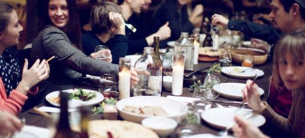 Μαθήματα καλών τρόπων: Τι δεν πρέπει να κάνετε όταν σας καλούν σε ένα γεύμα ή πάρτι