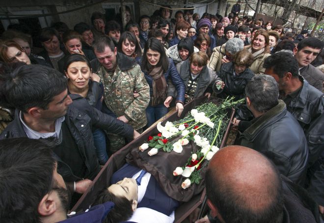 Προσωρινή ανακωχή Αζερμπαϊτζάν και Αρμενίας-Θρήνος στις κηδείες των θυμάτων