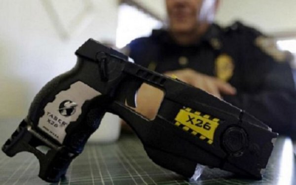Taser: To όπλο που έχει η ιταλική αστυνομία για τους οπαδούς στα γήπεδα