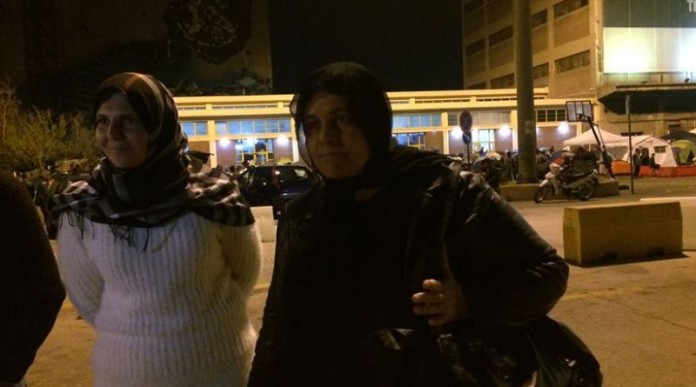 Βίντεο: Η Ελένη Λουκά έβαλε μαντήλα και κατέβηκε στο λιμάνι του Πειραιά
