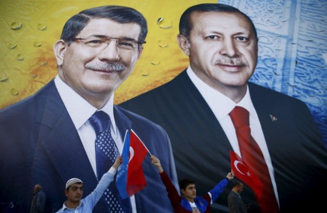 Πολιτική αστάθεια στην Τουρκία με μετωπική σύγκρουση Ερντογάν και Νταβούτογλου
