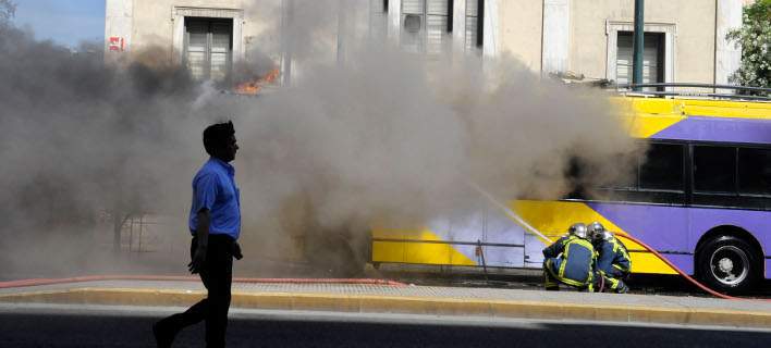 Αντιεξουσιαστές κατέβασαν επιβάτες και έκαψαν τρόλεϊ έξω από το Πολυτεχνείο