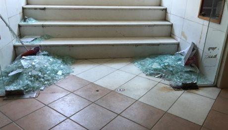 Θεσσαλονίκη: Επίθεση στα γραφεία του ΣΥΡΙΖΑ Καλαμαριάς (ΦΩΤΟ)