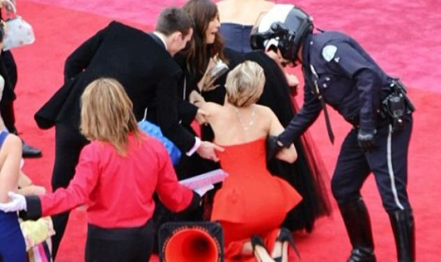 Jennifer Lawrence: Παραλίγο να πέσει και πάλι μπροστά στους φωτογράφους