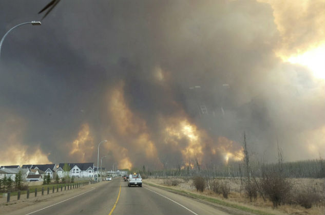 Βιβλικές καταστροφές στον Καναδά από φωτιά που καίει ανεξέλεγκτη! (BINTEO)