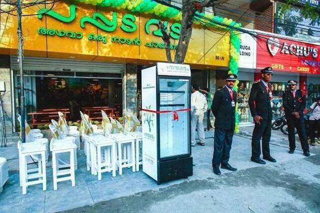 Εστιατόριο τοποθέτησε ψυγείο στο δρόμο και δωρίζει το περισσευούμενο φαγητό του.
