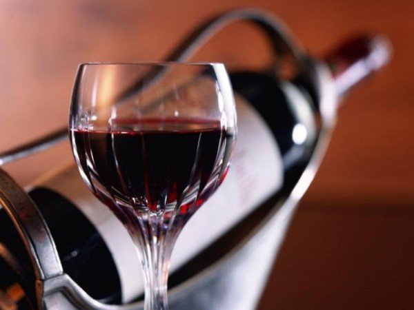 Νέα έρευνα: Το κόκκινο κρασί αποτρέπει την στυτική δυσλειτουργία