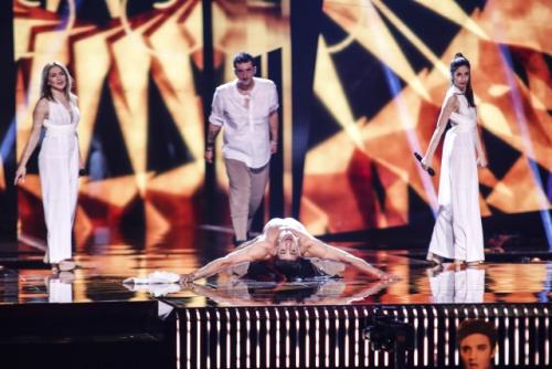 Eurovision 2016: Ημίγυμνος στη σκηνή ο χορευτής των Argo! (VIDEO)