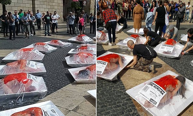 Γυμνοί Διαδηλωτές Πακετάρονται ως Αιματοβαμμένο Ανθρώπινο Κρέας
