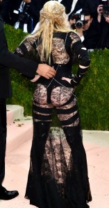 H Madonna αποκάλυψε τα οπίσθια της και τράβηξε όλα τα φλας πάνω της στο Met Gala (photo)