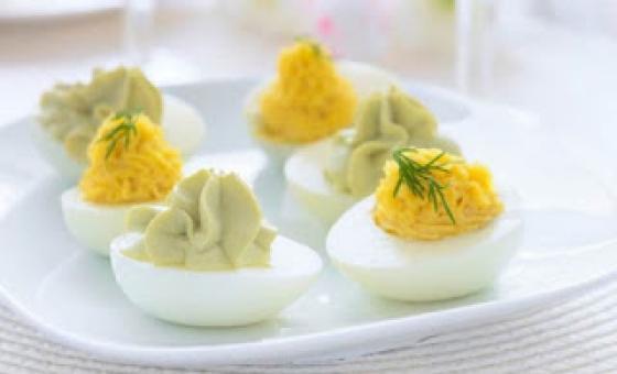 Σας περίσσεψαν πασχαλινά αυγά; Αβγά γεμιστά!