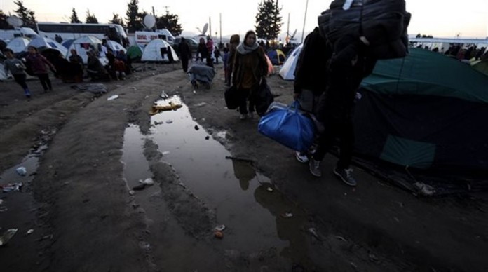 Στη λάσπη «πνίγηκε» η Ειδομένη – 8.956 μετανάστες παραμένουν στον καταυλισμό