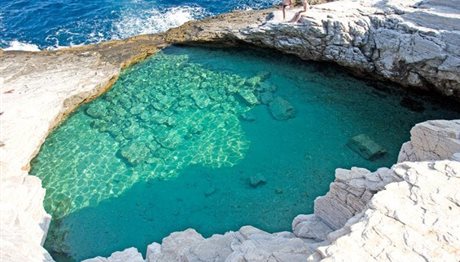 Βόρεια Ελλάδα: Μία μαγευτική φυσική πισίνα με γαλαζοπράσινα νερά! (photos)