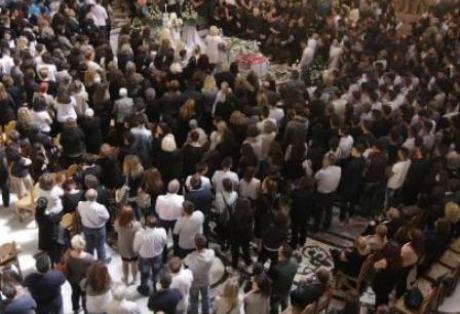 Θρήνος στην κηδεία του 17χρονου Γιώργου Νταγιούκλα – Ντυμένοι στα λευκά οι φίλοι του – Με τις φανέλες οι παίκτες της Θύελλας