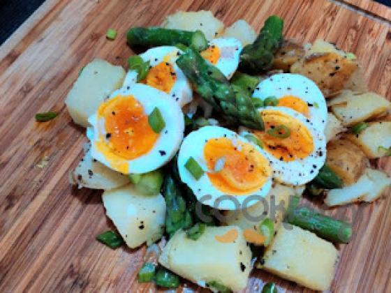 Η συνταγή της Ημέρας: Πατατοσαλάτα με σπαράγγια και αυγό