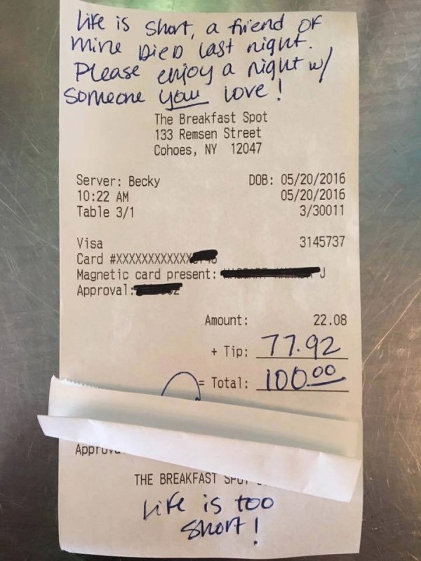 Απίστευτο σκηνικό: Μόλις η σερβιτόρα είδε τι της είχε γράψει ο πελάτης στην απόδειξη άρχισε να κλαίει!