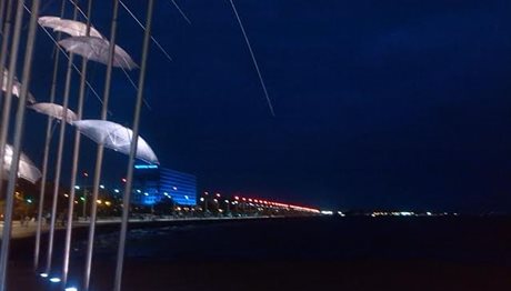 Θεσσαλονίκη: Στα μωβ «ντύθηκαν» οι Ομπρέλες στη Νέα Παραλία! (ΦΩΤΟ)
