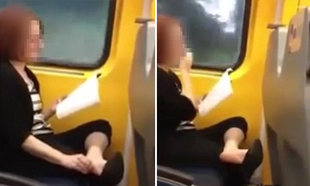 Επιβάτρια Τρένου Καταγράφτηκε σε Βίντεο να Αφαιρεί Ξηρό Δέρμα από τα Πόδια της και να το Τρώει