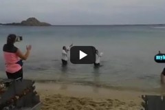 Τραγουδιστής πέφτει με τα ρούχα στα νερά της Μυκόνου και παρασύρει τουρίστρια