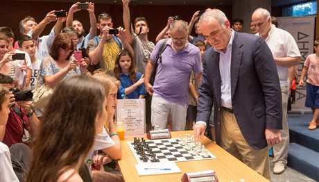 O Γκάρι Κασπάροφ έπαιξε σκάκι στη Θεσσαλονίκη! (ΦΩΤΟ)
