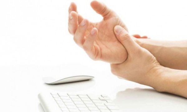Σύνδρομο καρπιαίου σωλήνα: Ποια δάχτυλα επηρεάζονται – Τι ασκήσεις να κάνετε (φωτό)