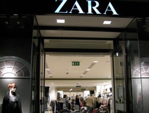 Η πιο στιλάτη μίντι φούστα που κυκλοφορεί από τα ZARA – Δείτε πόσο κοστίζει
