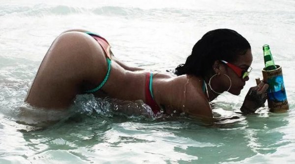 H Rihanna κάνει ηλιοθεραπεία και «ρίχνει» το Instagram (φωτό)