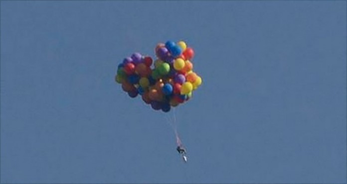 Απίστευτο: Συνελήφθη επειδή πέταξε πάνω από το σπίτι του με… μπαλόνια!