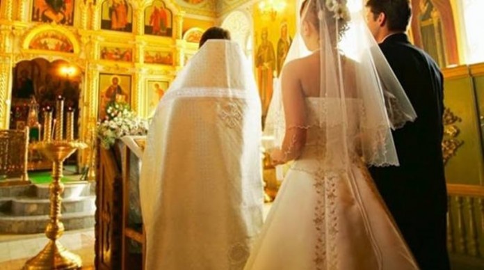Απίστευτο περιστατικό σε γάμο στην Κύπρο: Ο παπάς έδειρε τον κουμπάρο!