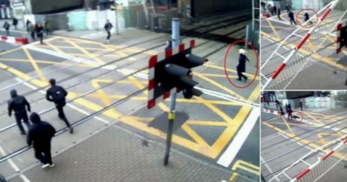 Το βίντεο που κόβει την ανάσα – Γλιστρά στις γραμμές λίγο πριν περάσει το τρένο