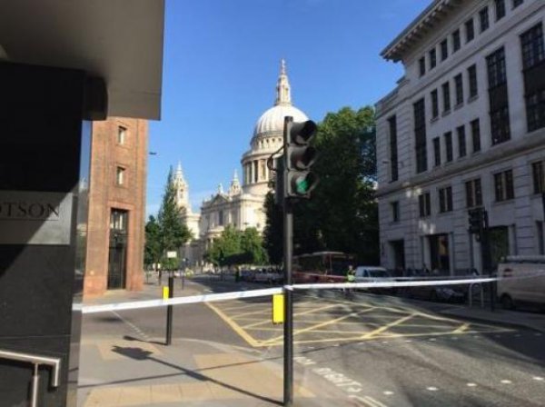 Συναγερμός στο Λονδίνο – Εκκενώνεται η περιοχή γύρω από τον Καθεδρικό Ναό του Αγίου Παύλου (ΦΩΤΟ)