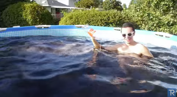 Δεν φαντάζεστε τι έριχνε επί εβδομάδες μέσα στην πισίνα για να βουτήξει  (video)