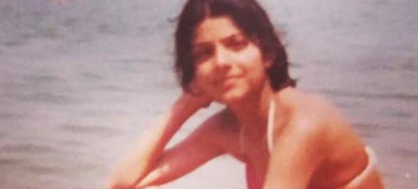 Αγνώριστη η Πόπη Τσαπανίδου στα 15 της – Με μαγιό σε παραλία (φωτό)