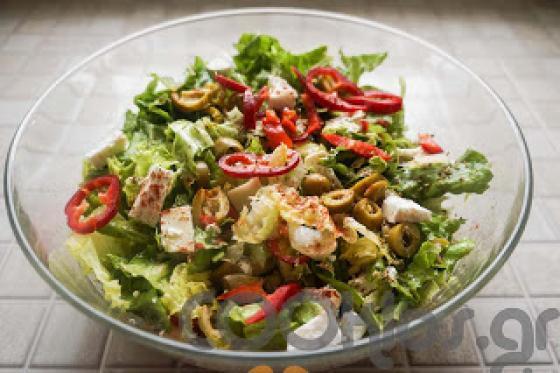 Η συνταγή της Ημέρας: Πράσινη σαλάτα με ελιές, φέτα και πάπρικα