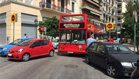 Θεσσαλονίκη ΤΩΡΑ: «Μπλόκο» σε λεωφορείο από παράνομα παρκαρισμένα ΙΧ! (ΦΩΤΟ)