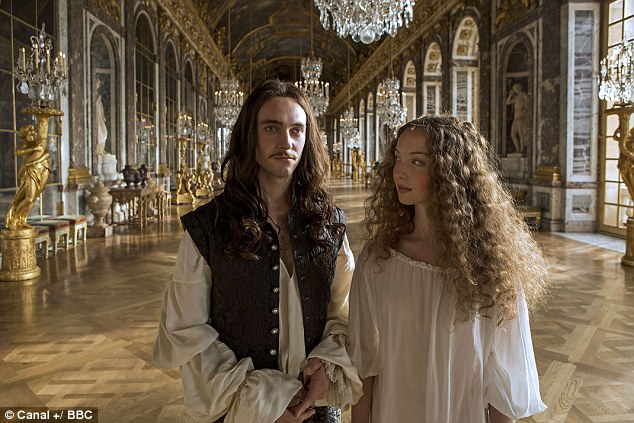 Versailles: Κάνει πρεμιέρα στο BBC η νέα πικάvτικη σειρά που προκάλεσε σάλο στη Βρετανία (trailer+photos)