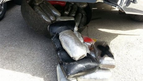 Έκρυψε 21 κιλά κάνναβης στη ρεζέρβα του αυτοκινήτου! (φωτο)