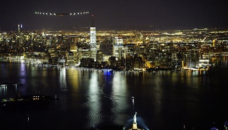Ένα ηλιακό αεροσκάφος στον ουρανό της Νέας Υόρκης! (photos)