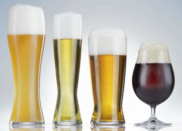 Γιατί τα καλά μπαρ ψεκάζουν το ποτήρι μπύρας με νερό;